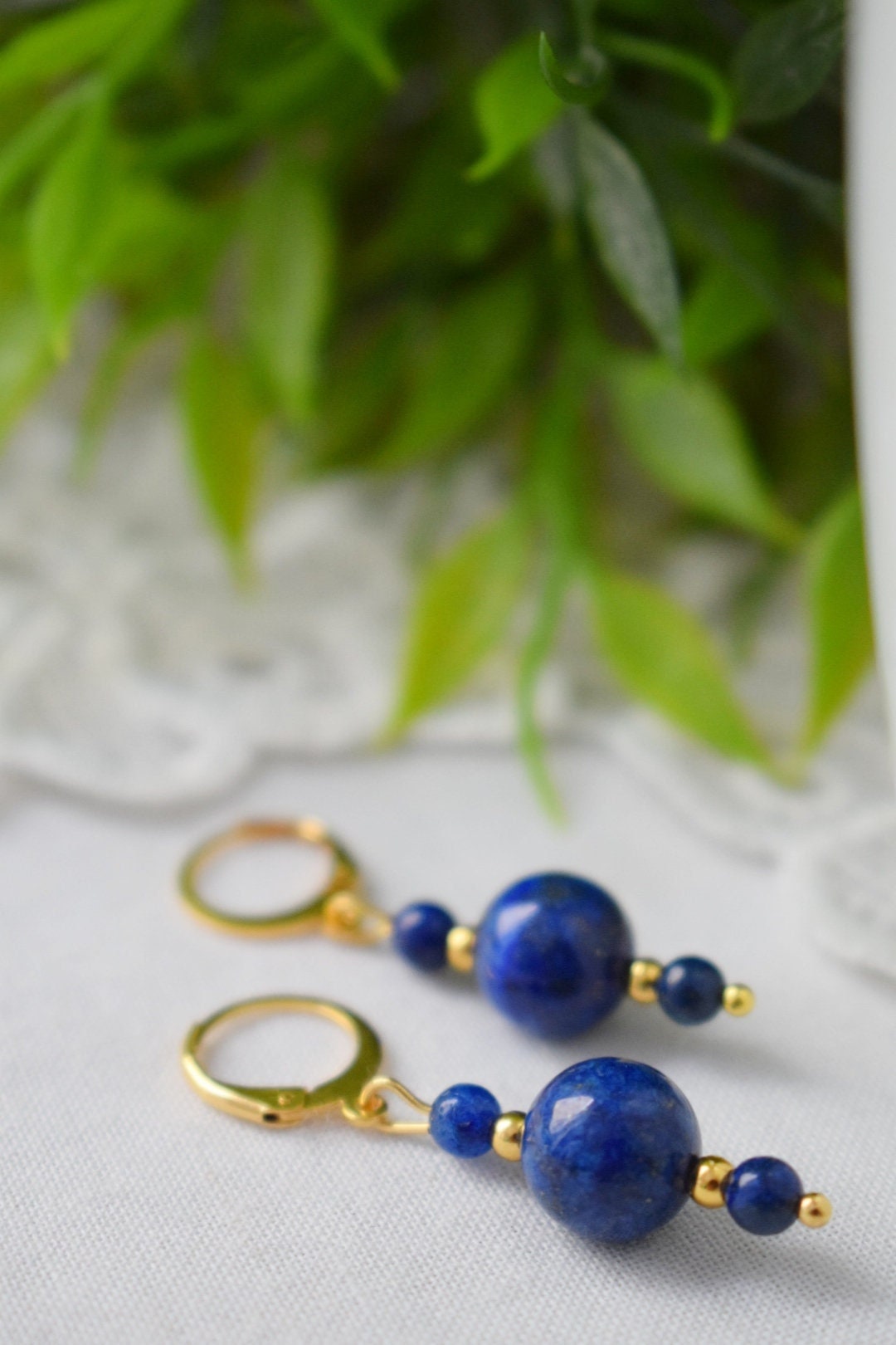 Lapislazuli-Ohrringe, Lapisperlen-Ohrringe, kleine Ohrringe in Dunkelblau-Goldfarbe, Edelstein, Geburtssteinschmuck für September, Geschenk für Sie