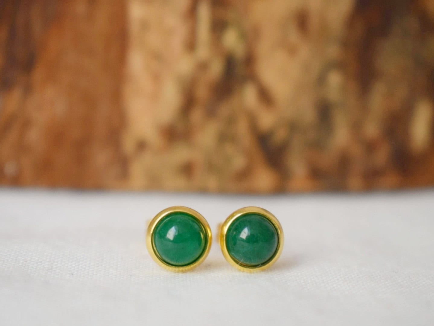Mini Grüne Jade Ohrstecker, Minimalistische Edelstein Ohrringe, Kleine Ohrstecker für Frauen, Geschenkschmuck für Sie