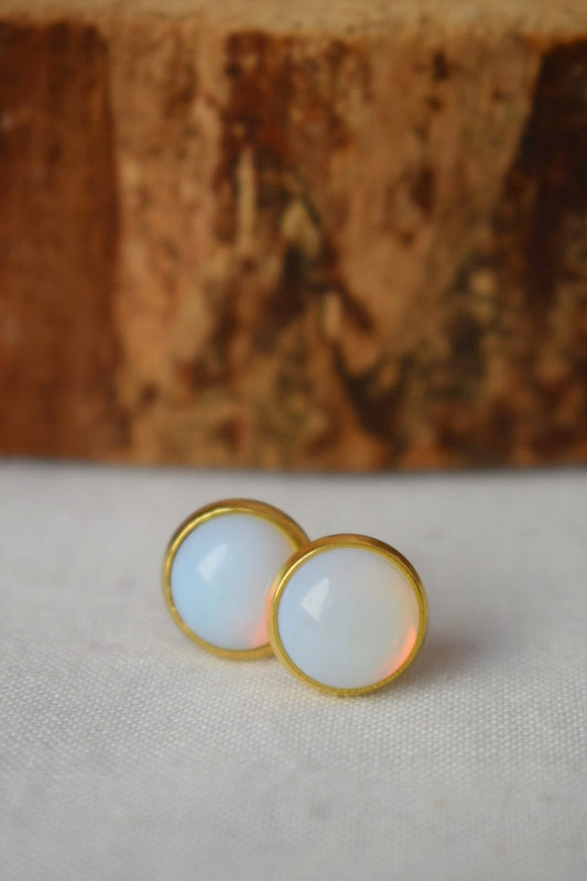 Opalith Mondstein Ohrstecker, Kleine Edelstein Ohrstecker, Minimalistisch, Weiß, 10mm Ohrstecker, Rund, Cabochon, Brautjungfern, Geschenk für Mama Frau