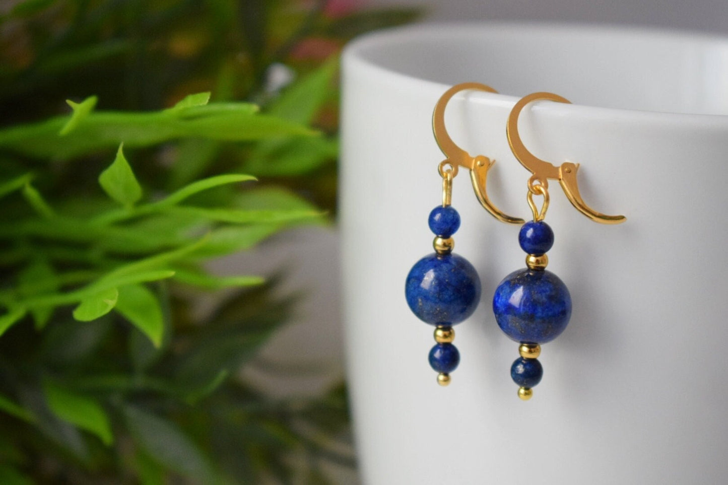 Lapislazuli-Ohrringe, Lapisperlen-Ohrringe, kleine Ohrringe in Dunkelblau-Goldfarbe, Edelstein, Geburtssteinschmuck für September, Geschenk für Sie