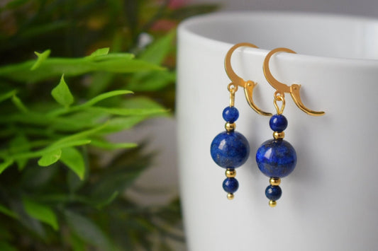 Lapislazuli-Ohrringe, Lapisperlen-Ohrringe, kleine Ohrringe in Dunkelblau-Goldfarbe, Edelstein, Geburtssteinschmuck für September, Geschenk für Sie