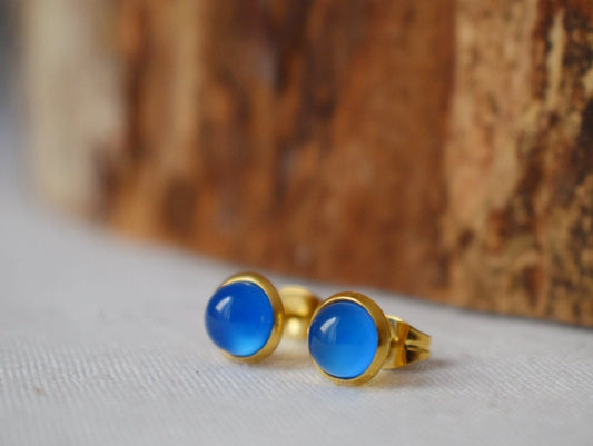 Mini Blaue Achat Ohrstecker, 6mm Gold Ohrstecker, Kleine runde Edelstein Ohrringe, Minimalistischer Achat Geburtsstein Schmuck, Geschenk für Sie