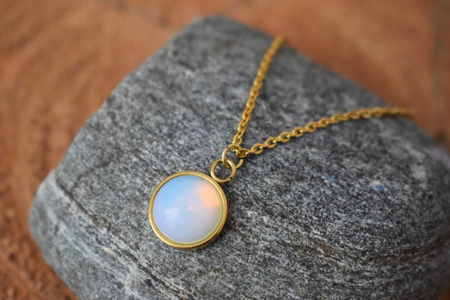 Halskette Opalith Mondstein, Minimalistische goldene Halskette mit rundem Anhänger für Frauen, 10mm Anhänger, Regenbogen, Edelstein, Brautjungfern, Geschenk für Sie