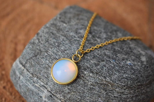 Halskette Opalith Mondstein, Minimalistische goldene Halskette mit rundem Anhänger für Frauen, 10mm Anhänger, Regenbogen, Edelstein, Brautjungfern, Geschenk für Sie