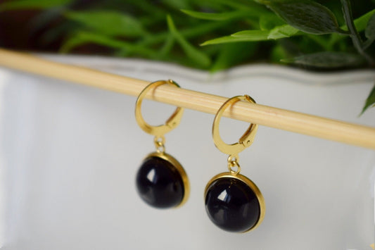 Schwarze Achat-Goldohrringe, Schwarze Edelstein-Ohrhänger mit Tropfenverschluss, 8 mm schwarze Stein-Ohrhänger, handgefertigter Achatschmuck