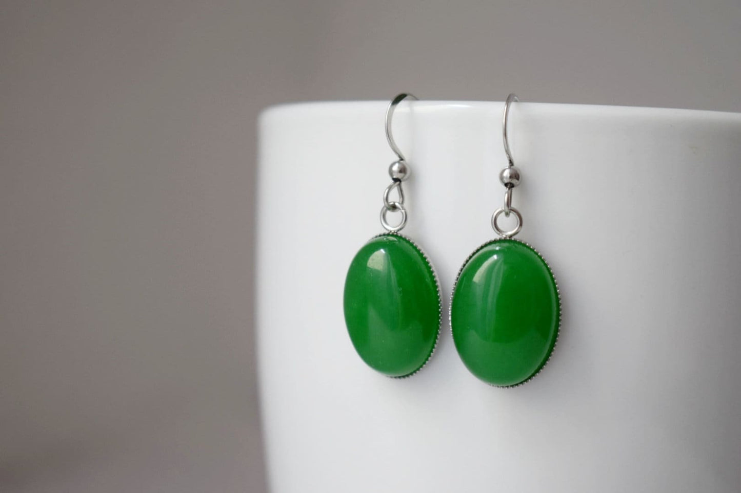 Grüne Jade Ohrringe, Ovale Edelstein Ohrringe, Grüne Silber Ohrringe, Stein Hängeohrringe, Grüne Jade, Schmuckgeschenke für Frauen