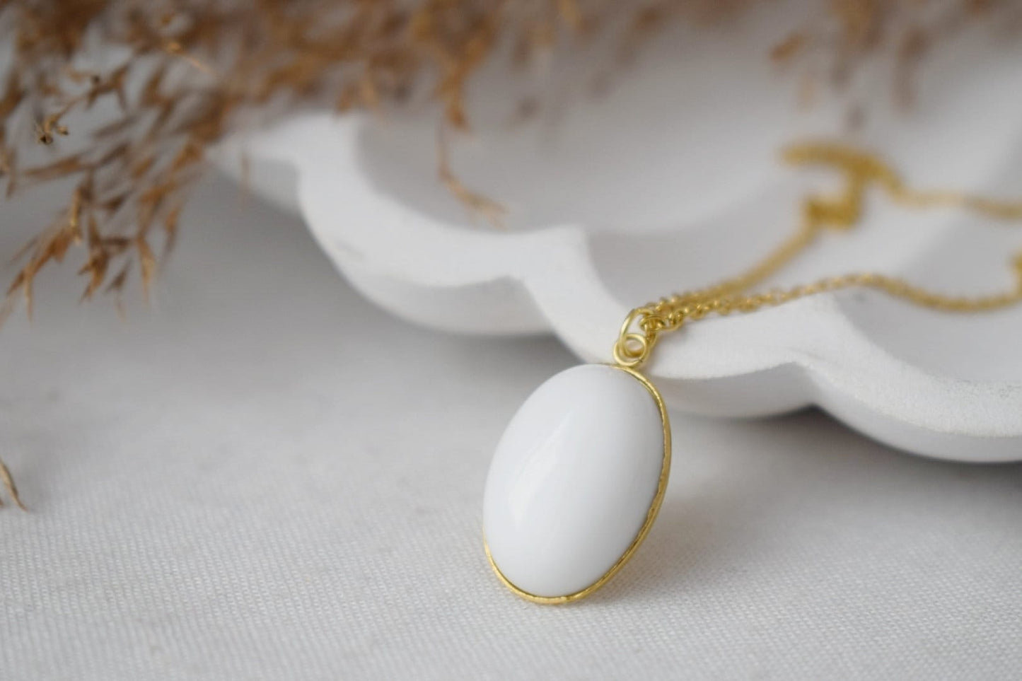 Weiße Jadekette Gold für Frauen, Weiße Edelstein ovale Goldkette, Lange Goldkette, Jade Anhänger, handgefertigter Schmuck, Geschenk für Sie