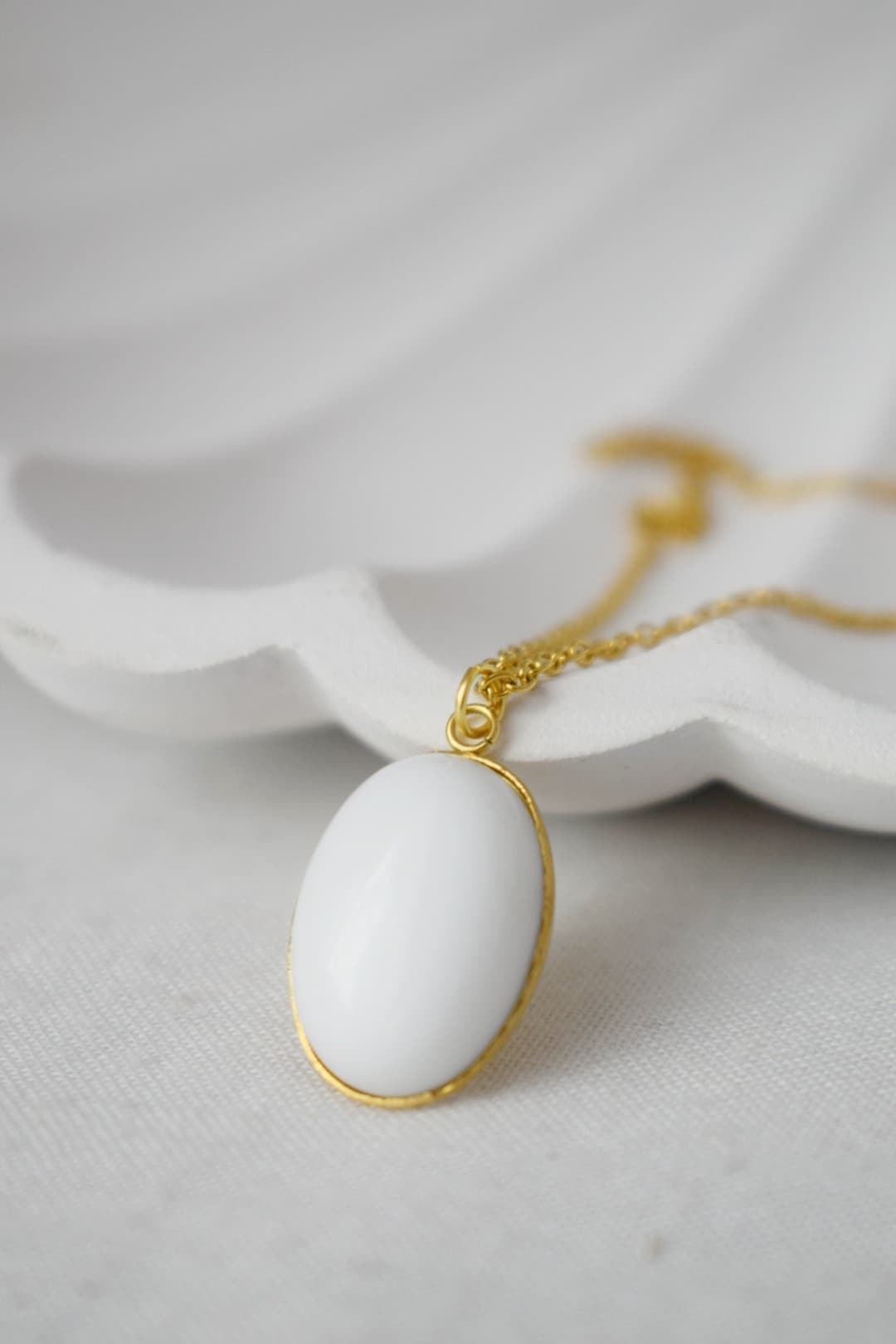 Weiße Jadekette Gold für Frauen, Weiße Edelstein ovale Goldkette, Lange Goldkette, Jade Anhänger, handgefertigter Schmuck, Geschenk für Sie