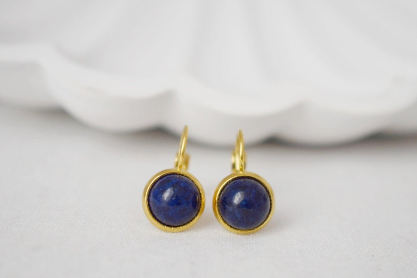 Kleine Lapislazuli-Ohrringe, Blaue Edelstein-Ohrringe, September-Geburtsstein-Schmuck, Goldene Ohrringe für Frauen, handgemachtes Geschenk