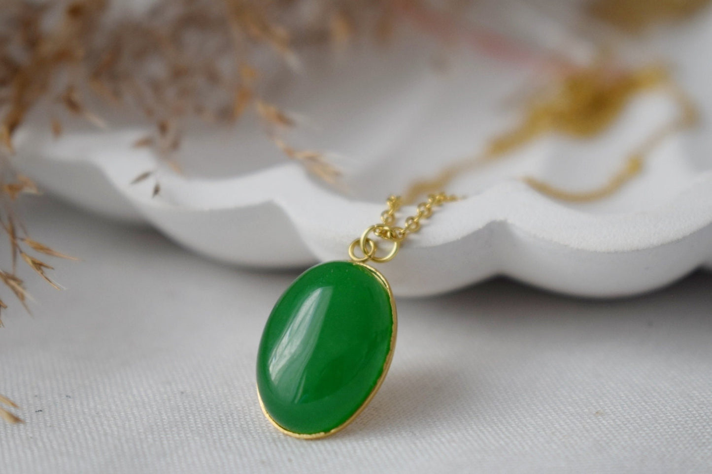 Grüne Jade Halskette Gold für Frauen, Ovale Edelsteinkette, Statement Halskette, Grüner Stein Anhänger, Handgefertigtes Schmuckgeschenk für Sie