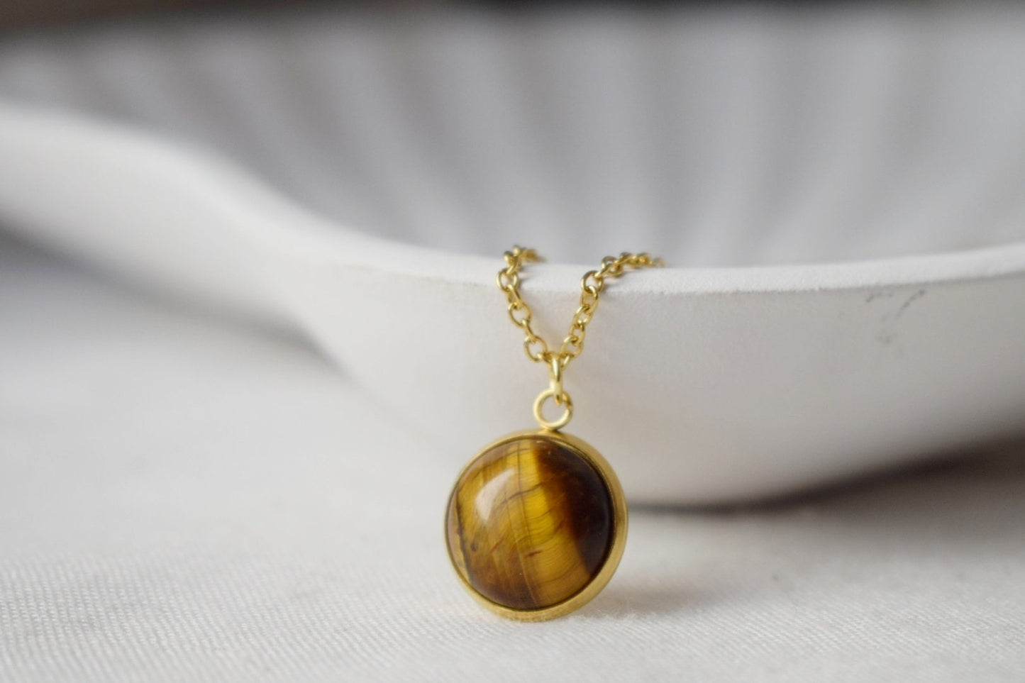 Tigerauge Halskette Gold mit Anhänger für Frauen, Edelstein, Tigerauge Schmuck, rund, Cabochon, Edelstahl, Steinkette, Geschenk für Sie