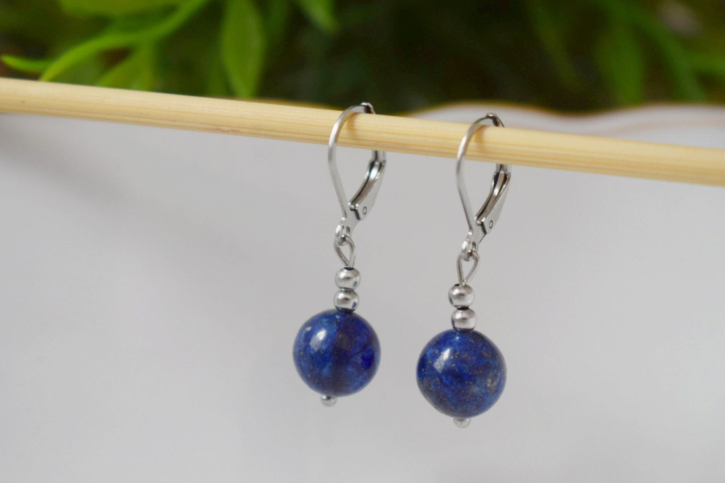 Ohrringe Lapislazuli Silber, Edelstein blaue Perle, Creolen, Lever Back, September Geburtsstein, Hängende Kugelsteinohrringe, Schmuckgeschenk für Sie