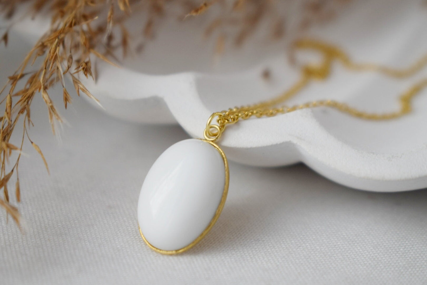 Weiße Jadekette Gold für Frauen, Weiße Edelstein ovale Goldkette, Lange Goldkette, Jade Anhänger, handgefertigter Schmuck, Geschenk für Sie