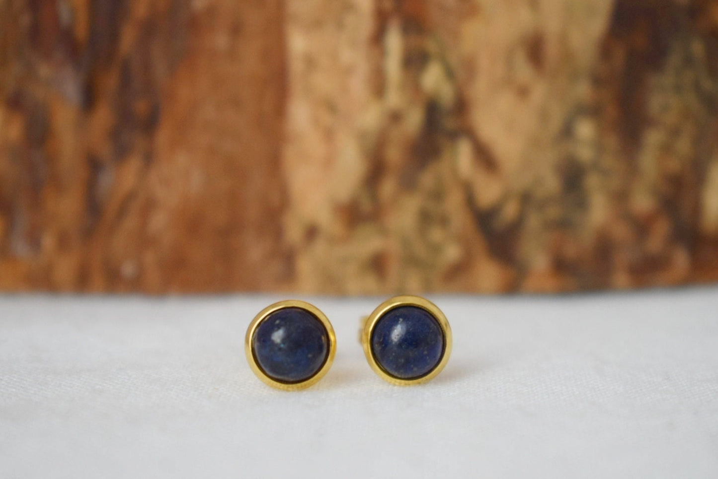 Mini Lapis Ohrstecker Gold, 6mm, Kleine blaue Lapislazuli Ohrringe, rund, minimalistisch, handgefertigter Lapislazuli Schmuck, September Geburtsstein