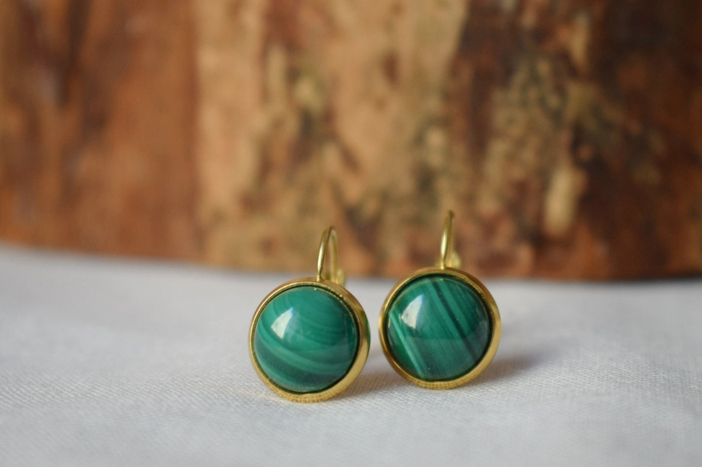 Natürliche Malachit-Ohrringe Gold, 10 mm Ohrhänger, klein, minimalistisch, grüner Edelstein, Hebelverschluss, Malachit-Schmuck, Geburtsstein-Ohrringe
