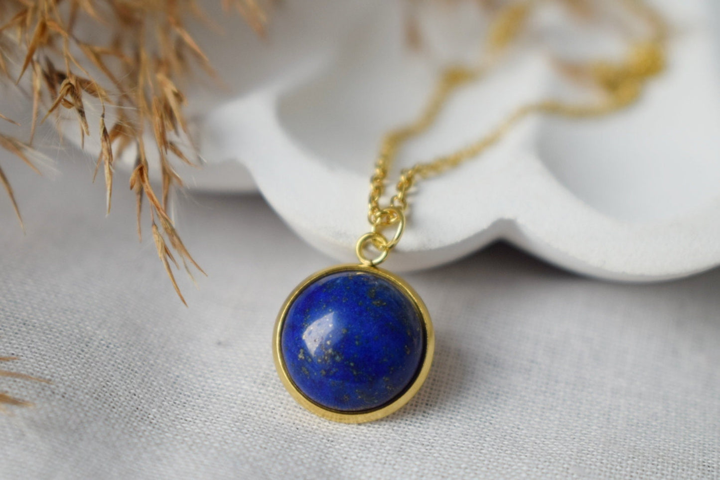 Lapislazuli Goldkette, Blauer runder Edelstein Anhänger, Stein, September Geburtsstein, Cabochon, Lapislazuli Schmuck, Geburtstagsgeschenk für Sie