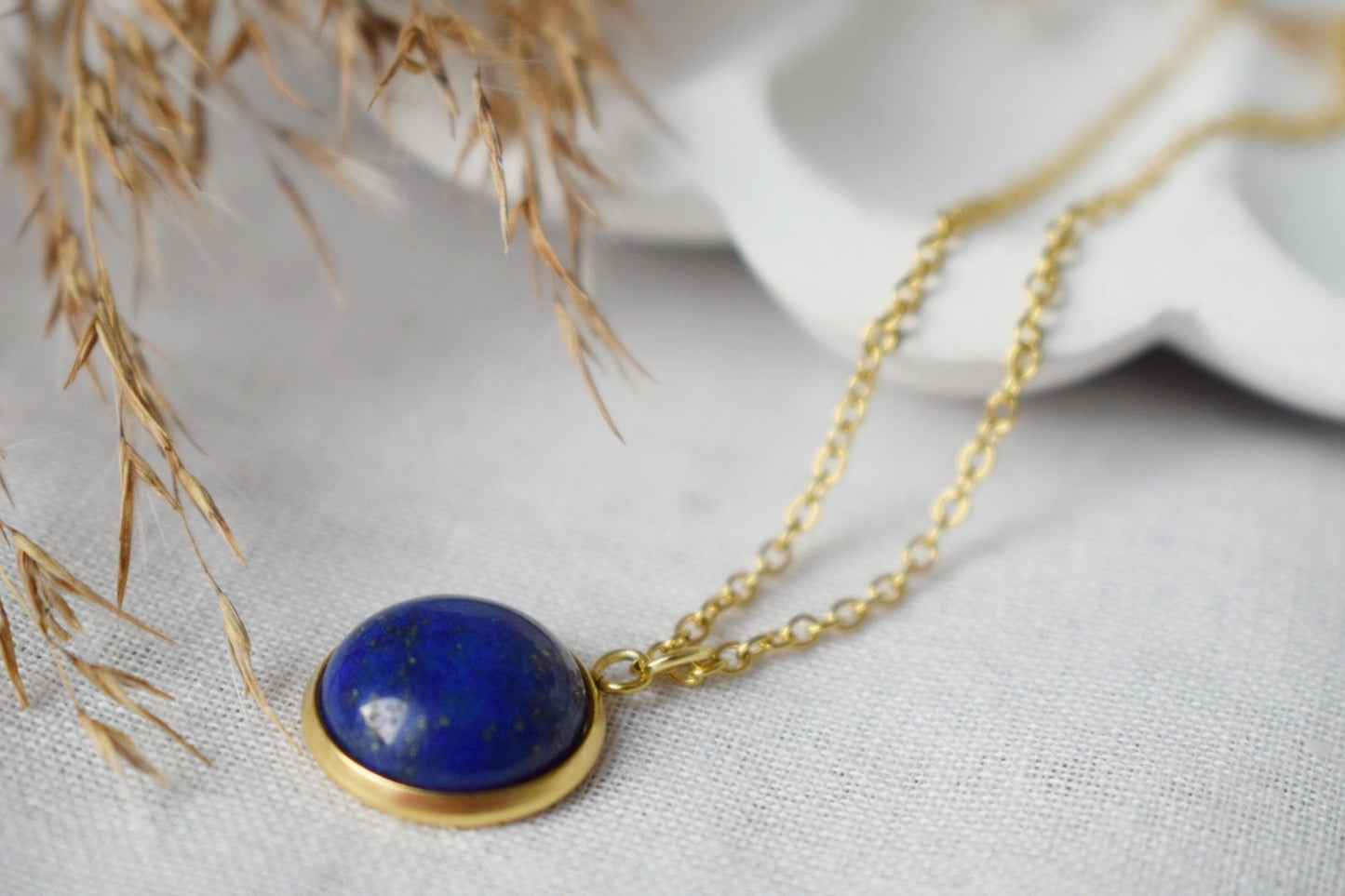 Lapislazuli Goldkette, Blauer runder Edelstein Anhänger, Stein, September Geburtsstein, Cabochon, Lapislazuli Schmuck, Geburtstagsgeschenk für Sie