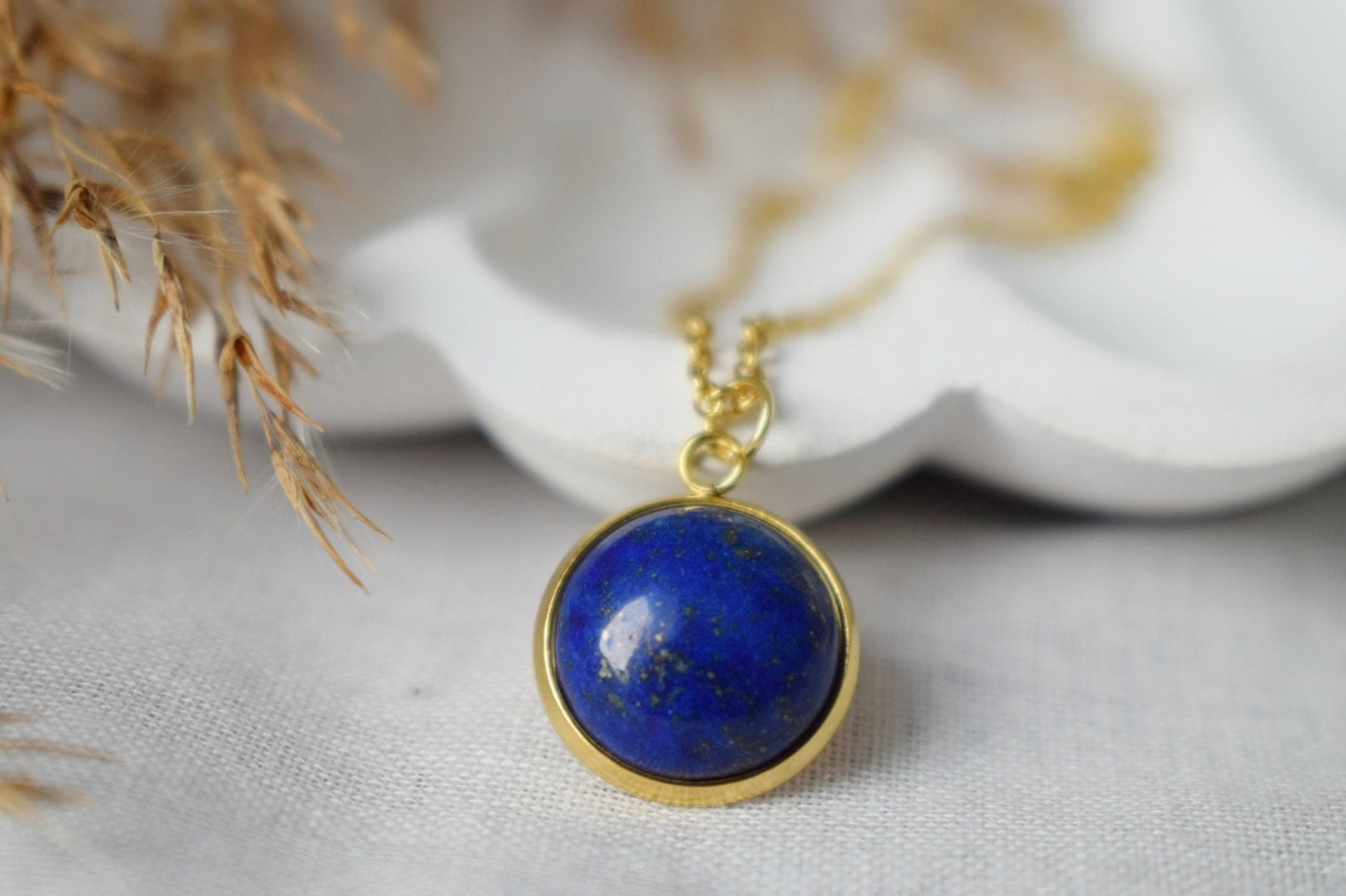 Lapislazuli Goldkette, Blauer runder Edelstein Anhänger, Stein, September Geburtsstein, Cabochon, Lapislazuli Schmuck, Geburtstagsgeschenk für Sie