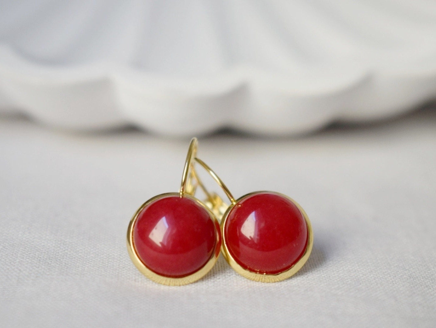 Rote Jade Ohrringe Gold, 12mm Edelstein Ohrringe, Stein Hängende Ohrringe, Rote Stein Lever Back Ohrringe, Jade Schmuck, Geschenk für Sie