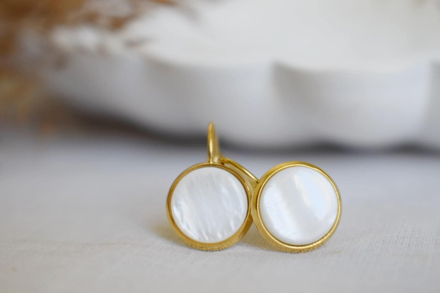 Perlmutt Ohrringe, Gold und Perlen Ohrringe, Cabochon, 10mm, Lever Back Ohrringe, Brautjungfern, Hochzeitsohrringe, Geschenk für Frauen