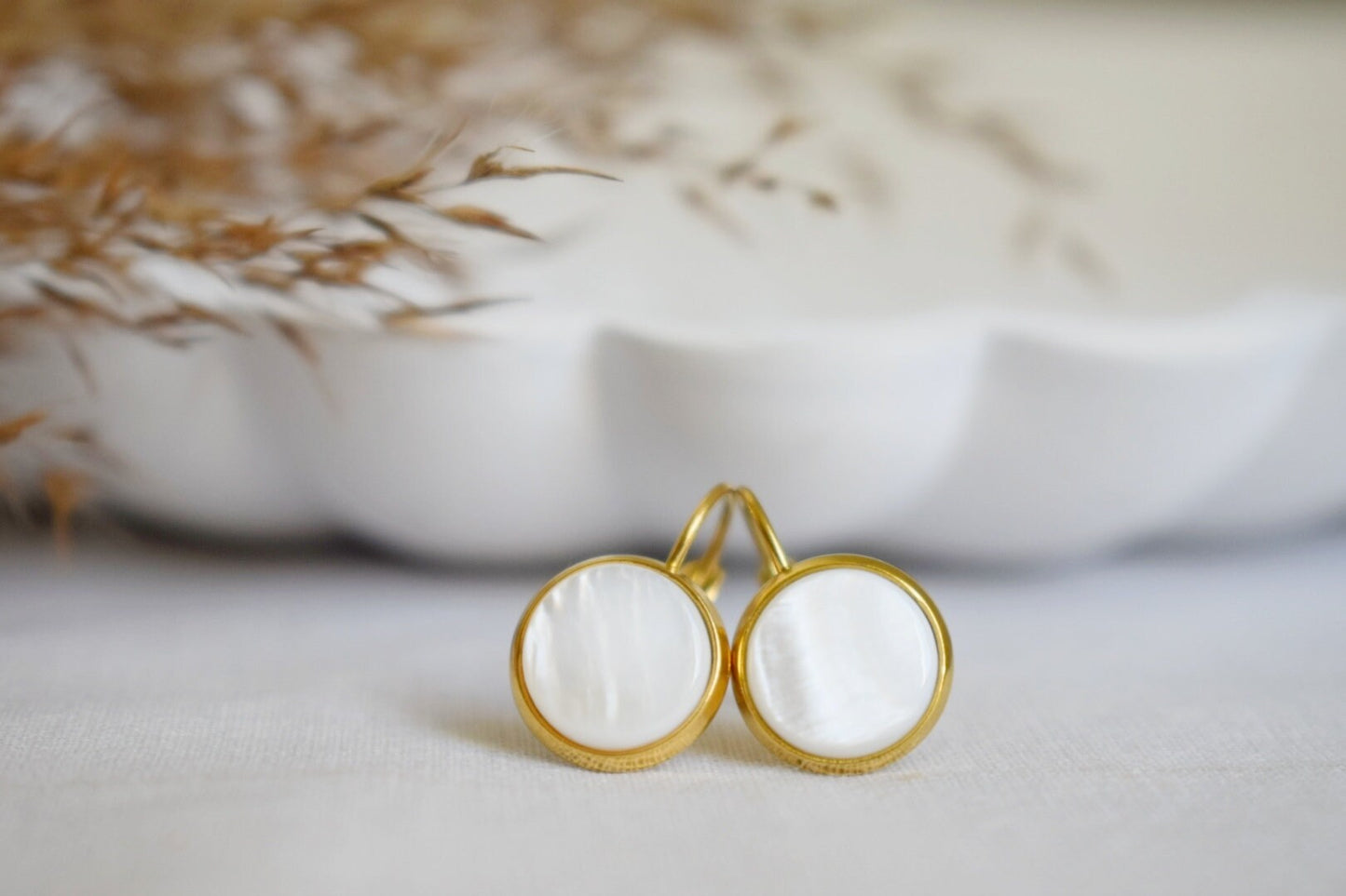 Perlmutt Ohrringe, Gold und Perlen Ohrringe, Cabochon, 10mm, Lever Back Ohrringe, Brautjungfern, Hochzeitsohrringe, Geschenk für Frauen