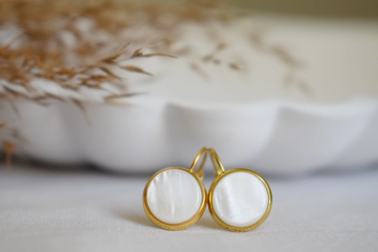 Perlmutt Ohrringe, Gold und Perlen Ohrringe, Cabochon, 10mm, Lever Back Ohrringe, Brautjungfern, Hochzeitsohrringe, Geschenk für Frauen