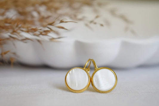 Perlmutt Ohrringe, Gold und Perlen Ohrringe, Cabochon, 10mm, Lever Back Ohrringe, Brautjungfern, Hochzeitsohrringe, Geschenk für Frauen