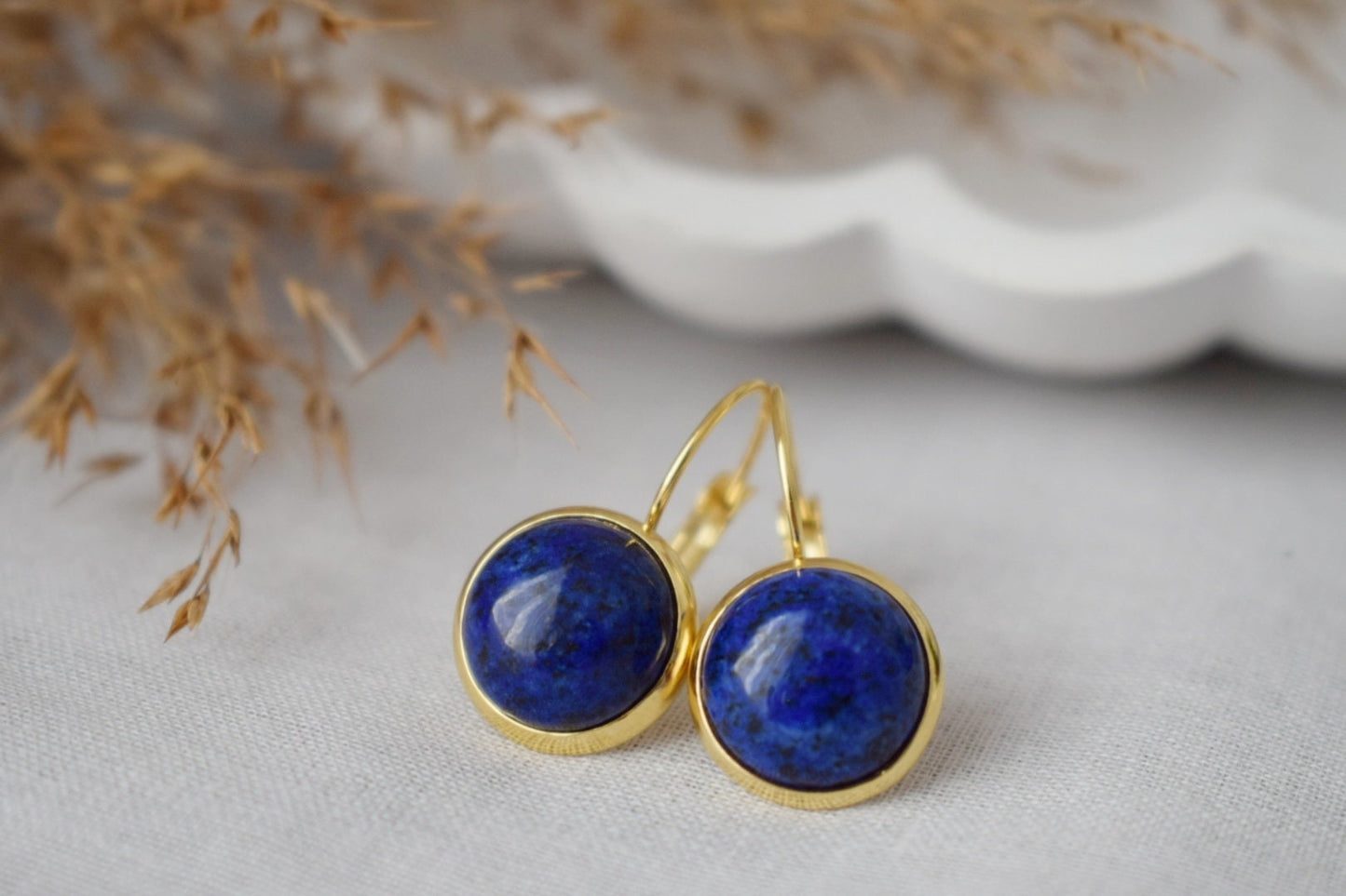 Lapislazuli Ohrringe, Huggie Blue Lapis Hängeohrringe, 24k vergoldet, rund, 12mm, September Geburtsstein Schmuck, Geschenk für Sie