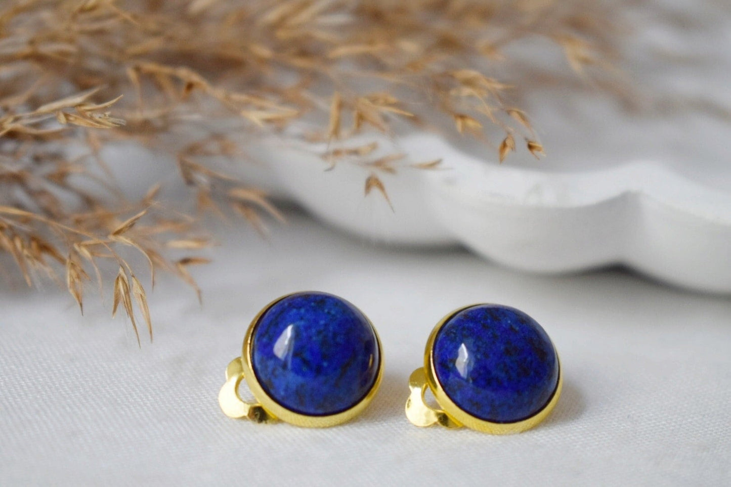 Vergoldete Ohrclips Lapislazuli, Ohrclips blauer Edelstein, Edelstahl, Runde Ohrclips für Frauen, Nicht durchbohrte Ohrringe