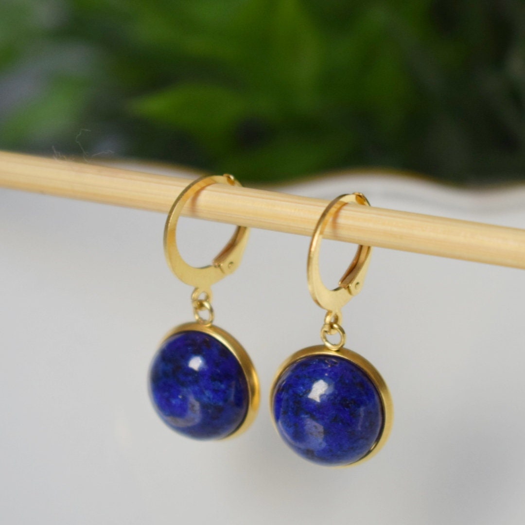 Lapislazuli Ohrringe, Huggie Blue Lapis Hängeohrringe, 24k vergoldet, rund, 12mm, September Geburtsstein Schmuck, Geschenk für Sie