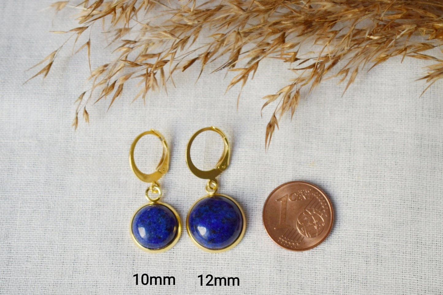 Lapislazuli Ohrringe, Huggie Blue Lapis Hängeohrringe, 24k vergoldet, rund, 12mm, September Geburtsstein Schmuck, Geschenk für Sie