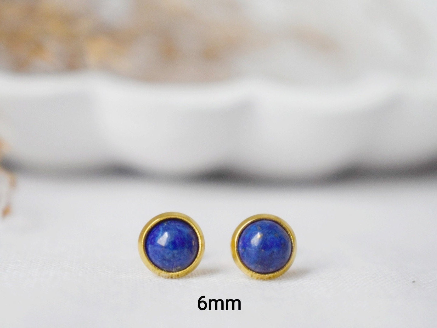 Mini Lapis Ohrstecker Gold, 6mm, Kleine blaue Lapislazuli Ohrringe, rund, minimalistisch, handgefertigter Lapislazuli Schmuck, September Geburtsstein