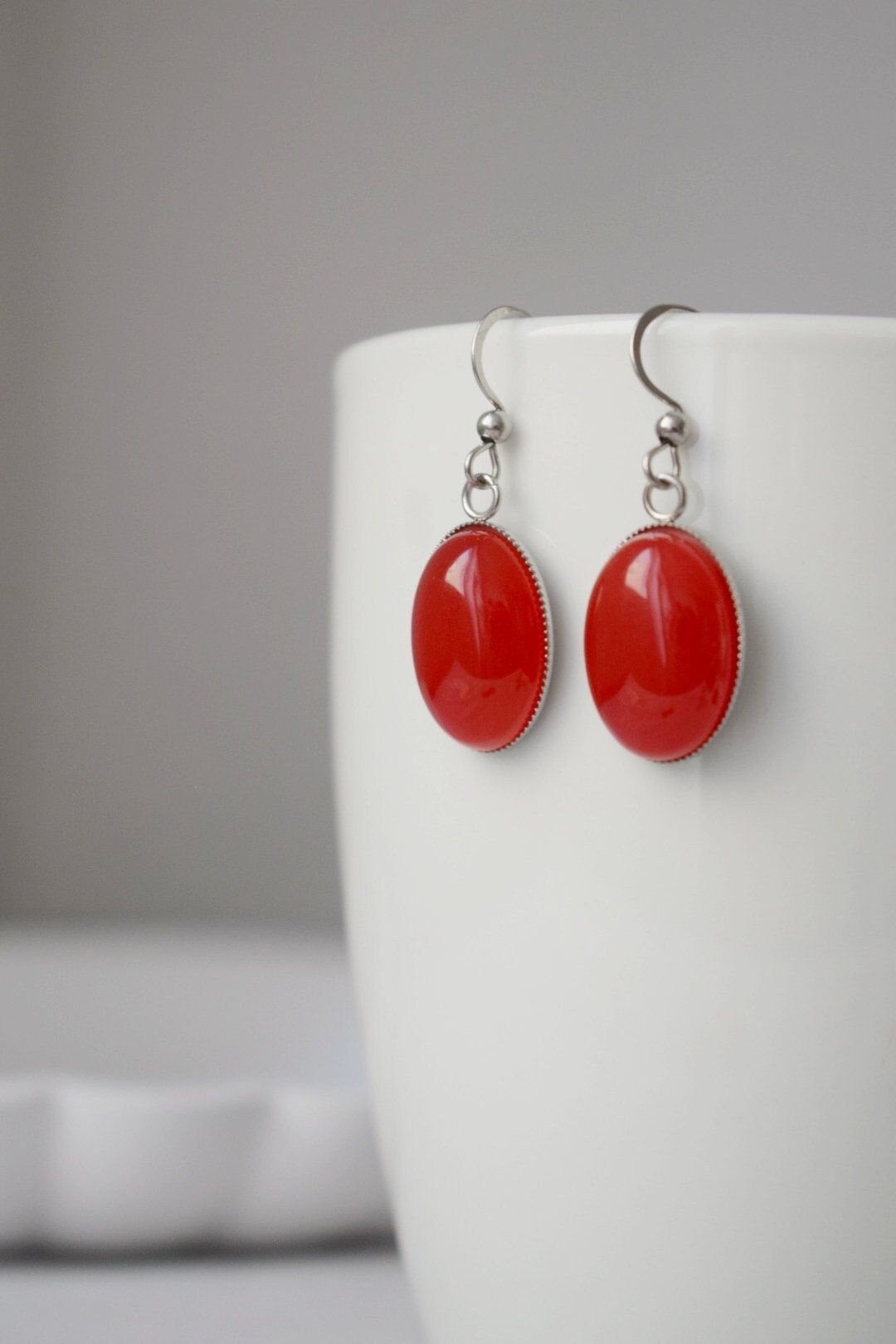 Rote Jade Ohrringe, Edelstein Ohrringe, Ovaler Anhänger, Roter Stein, Statement Hängeohrringe, Edelstahl, Schmuck Geschenk für sie
