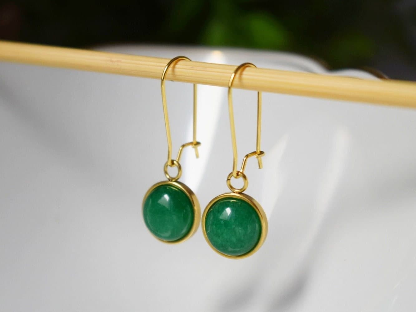 Goldene Creolen aus grüner Jade, Huggie-Ohrringe mit grünem Edelsteinanhänger, Leverback, Creolen aus grünem Stein, Jadeschmuck, Geschenk für Frauen