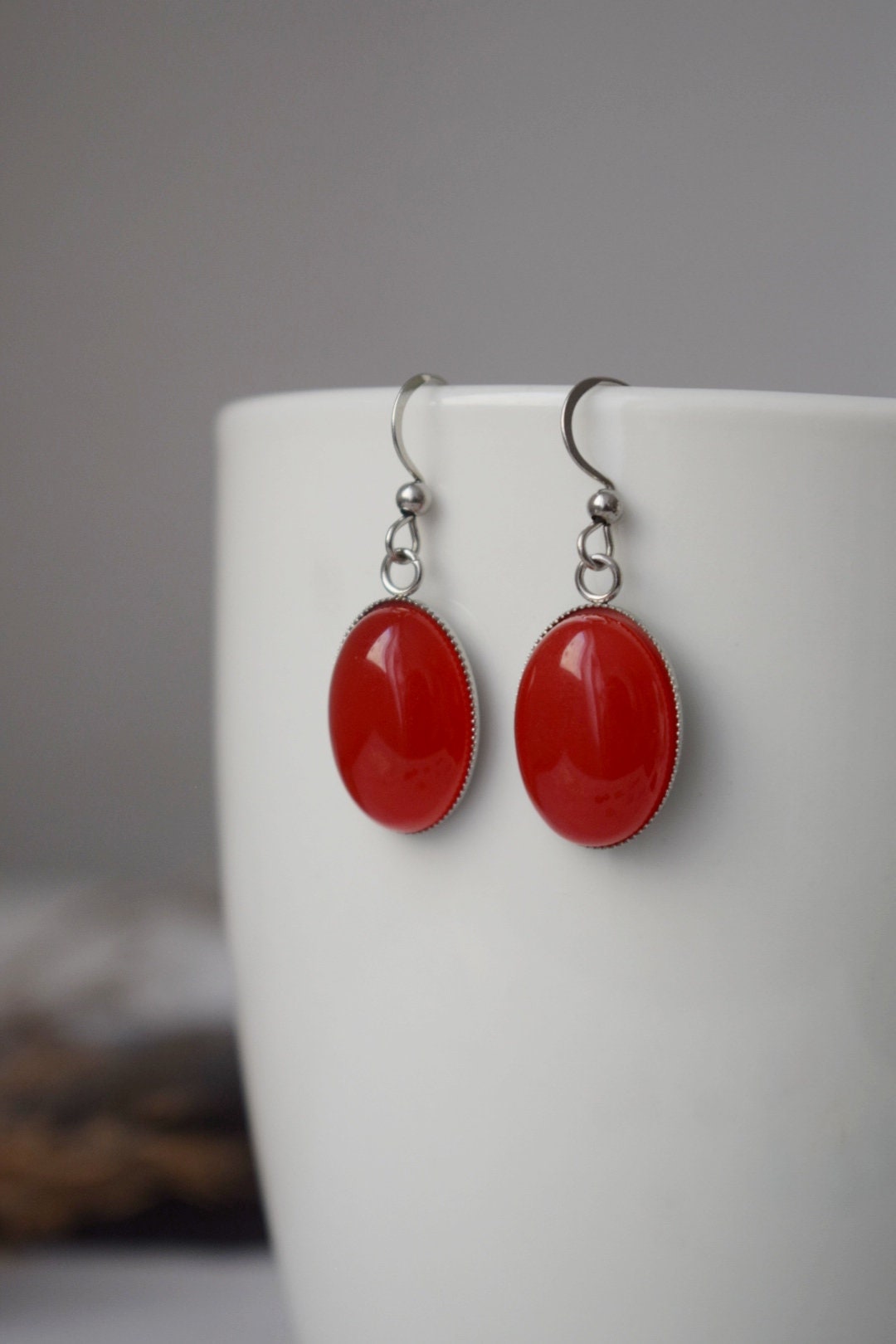 Rote Jade Ohrringe, Edelstein Ohrringe, Ovaler Anhänger, Roter Stein, Statement Hängeohrringe, Edelstahl, Schmuck Geschenk für sie
