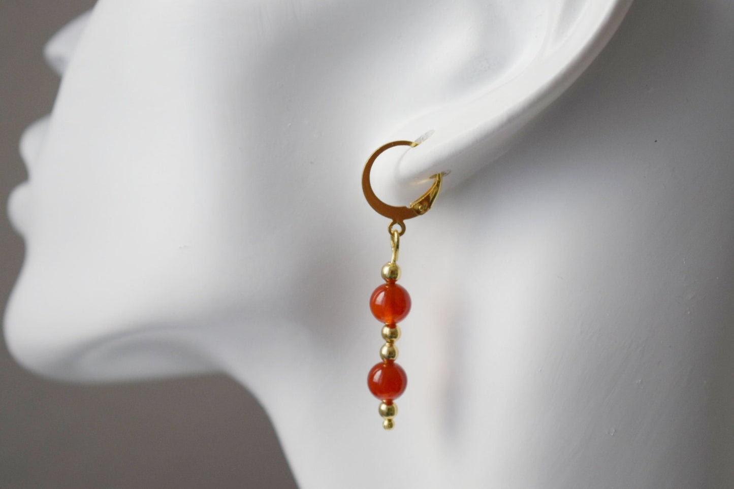 Karneol Ohrringe, Rot Orange Karneol Edelstein Huggie Ohrringe, Vergoldeter Edelstahl Schmuck, Naturstein, Geschenk für Sie