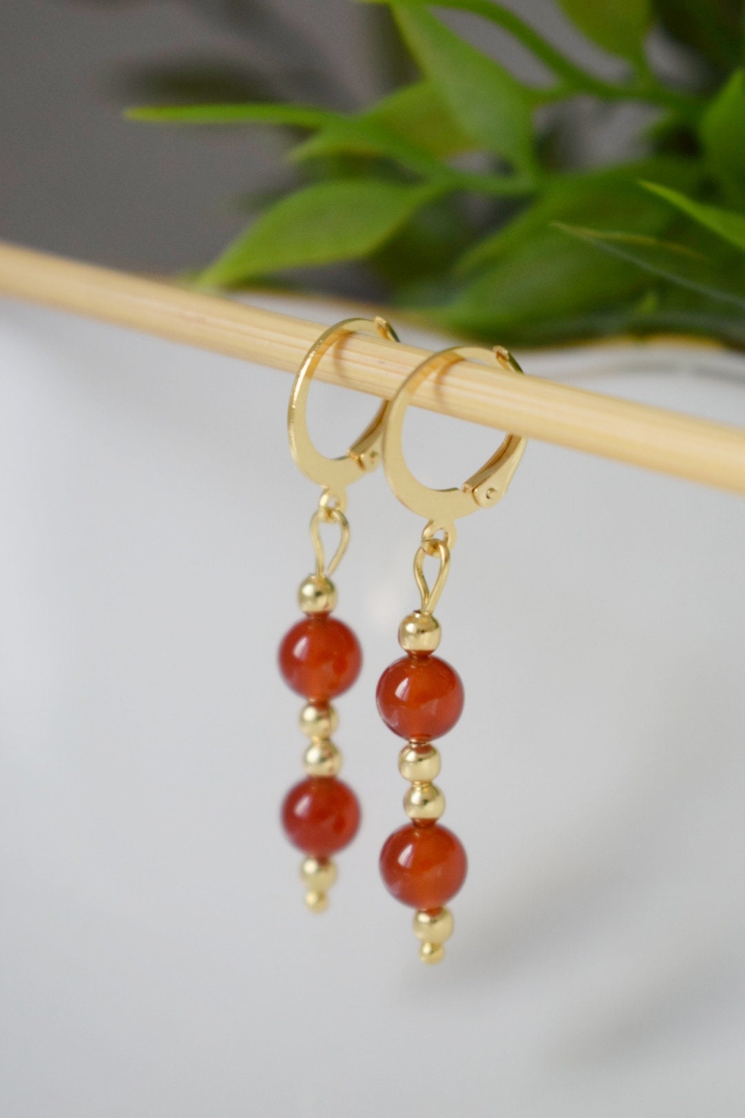 Karneol Ohrringe, Rot Orange Karneol Edelstein Huggie Ohrringe, Vergoldeter Edelstahl Schmuck, Naturstein, Geschenk für Sie