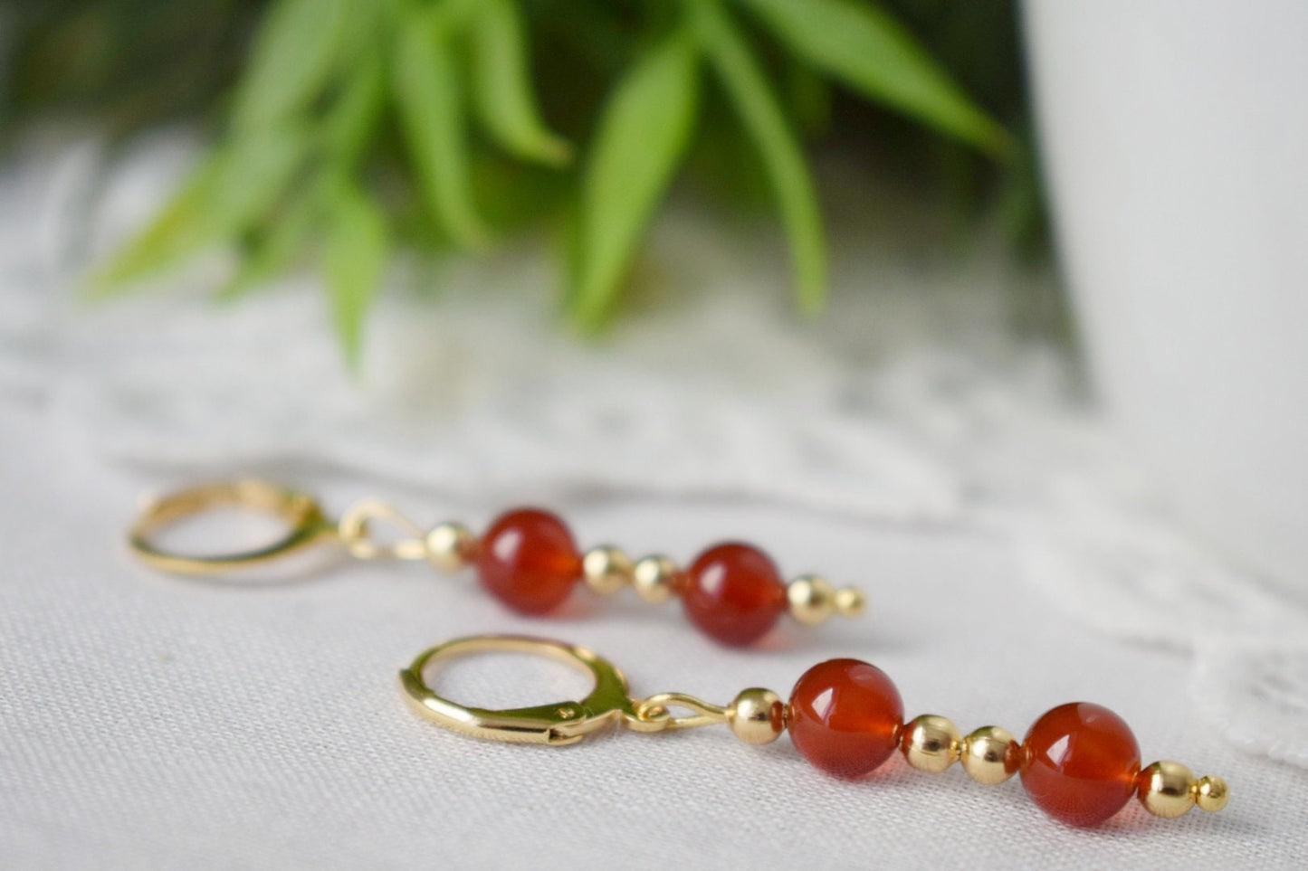 Karneol Ohrringe, Rot Orange Karneol Edelstein Huggie Ohrringe, Vergoldeter Edelstahl Schmuck, Naturstein, Geschenk für Sie