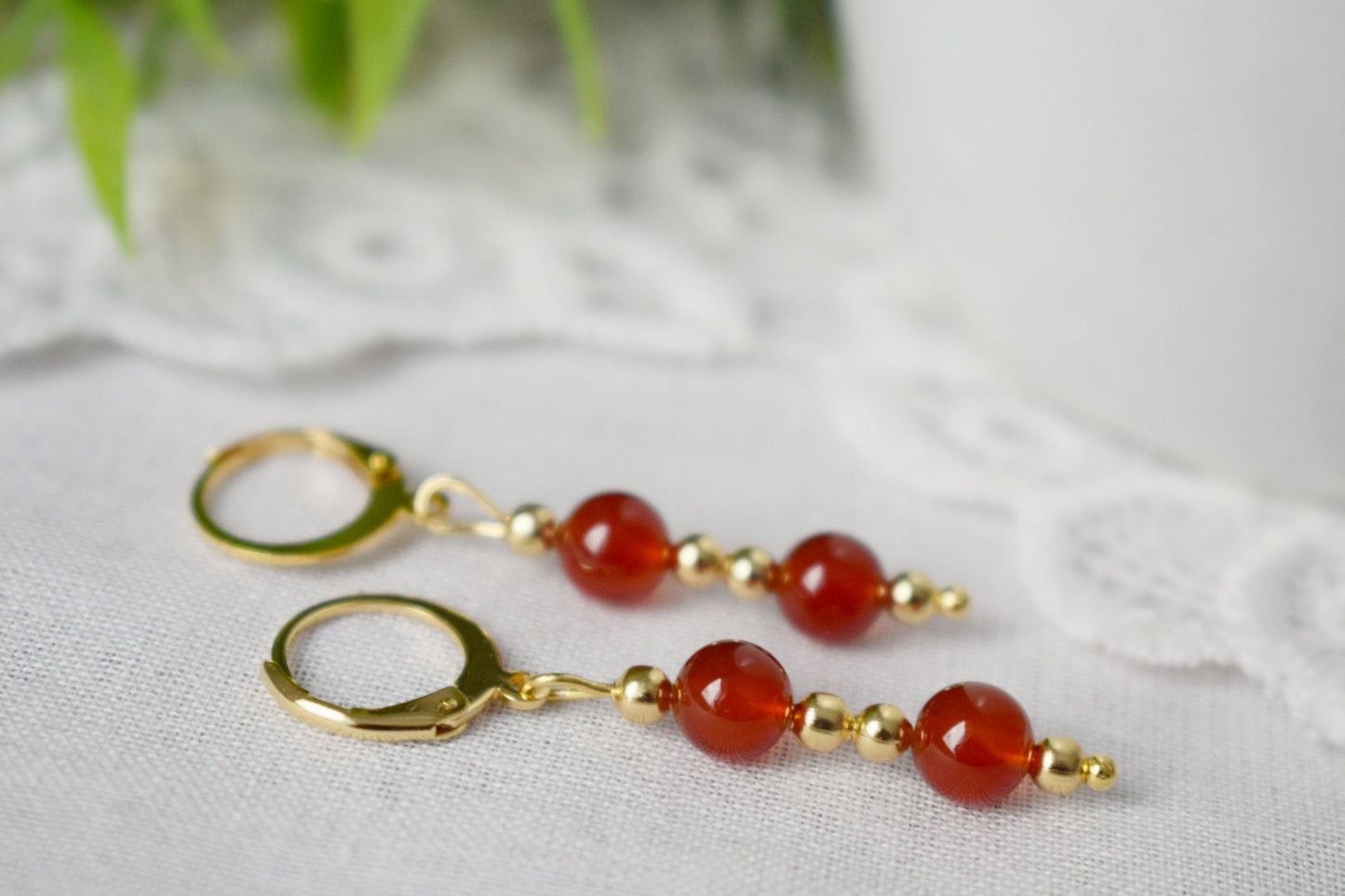 Karneol Ohrringe, Rot Orange Karneol Edelstein Huggie Ohrringe, Vergoldeter Edelstahl Schmuck, Naturstein, Geschenk für Sie