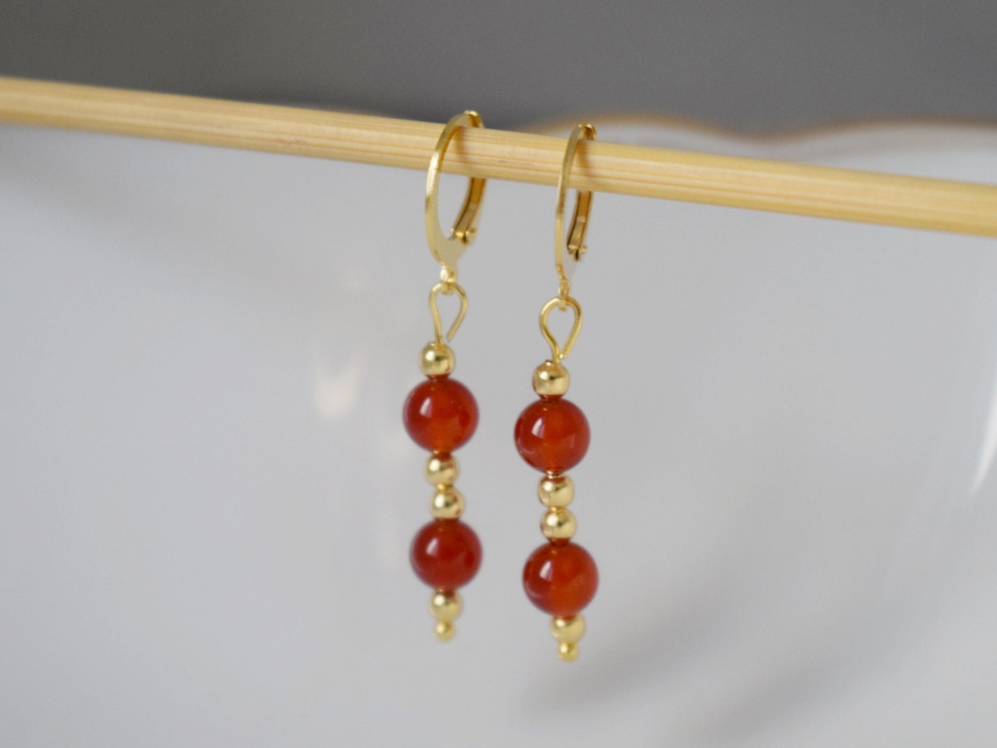 Karneol Ohrringe, Rot Orange Karneol Edelstein Huggie Ohrringe, Vergoldeter Edelstahl Schmuck, Naturstein, Geschenk für Sie