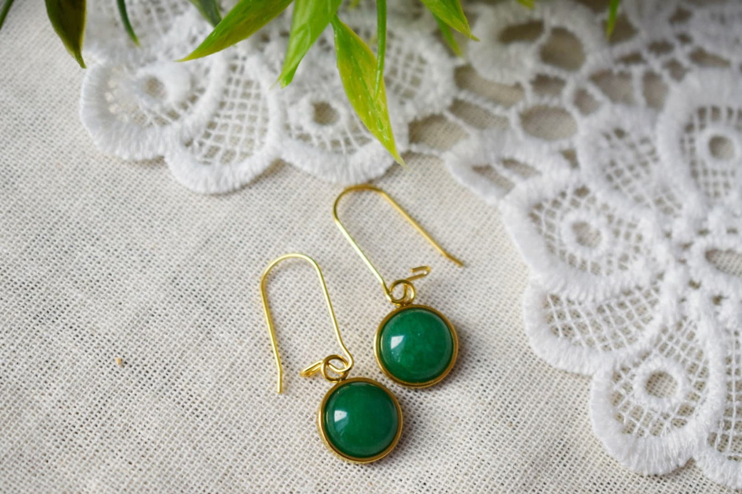 Goldene Creolen aus grüner Jade, Huggie-Ohrringe mit grünem Edelsteinanhänger, Leverback, Creolen aus grünem Stein, Jadeschmuck, Geschenk für Frauen
