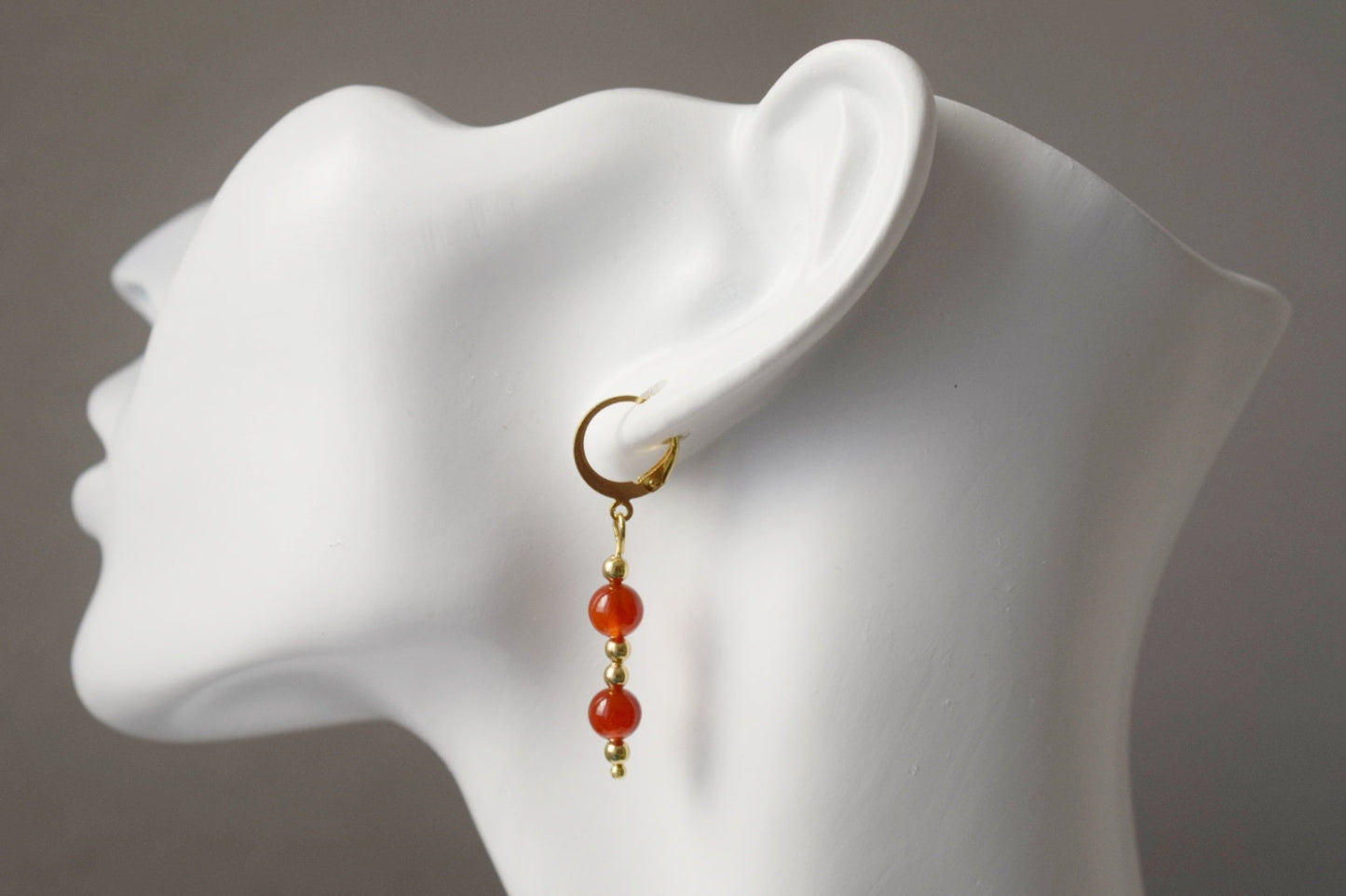 Karneol Ohrringe, Rot Orange Karneol Edelstein Huggie Ohrringe, Vergoldeter Edelstahl Schmuck, Naturstein, Geschenk für Sie