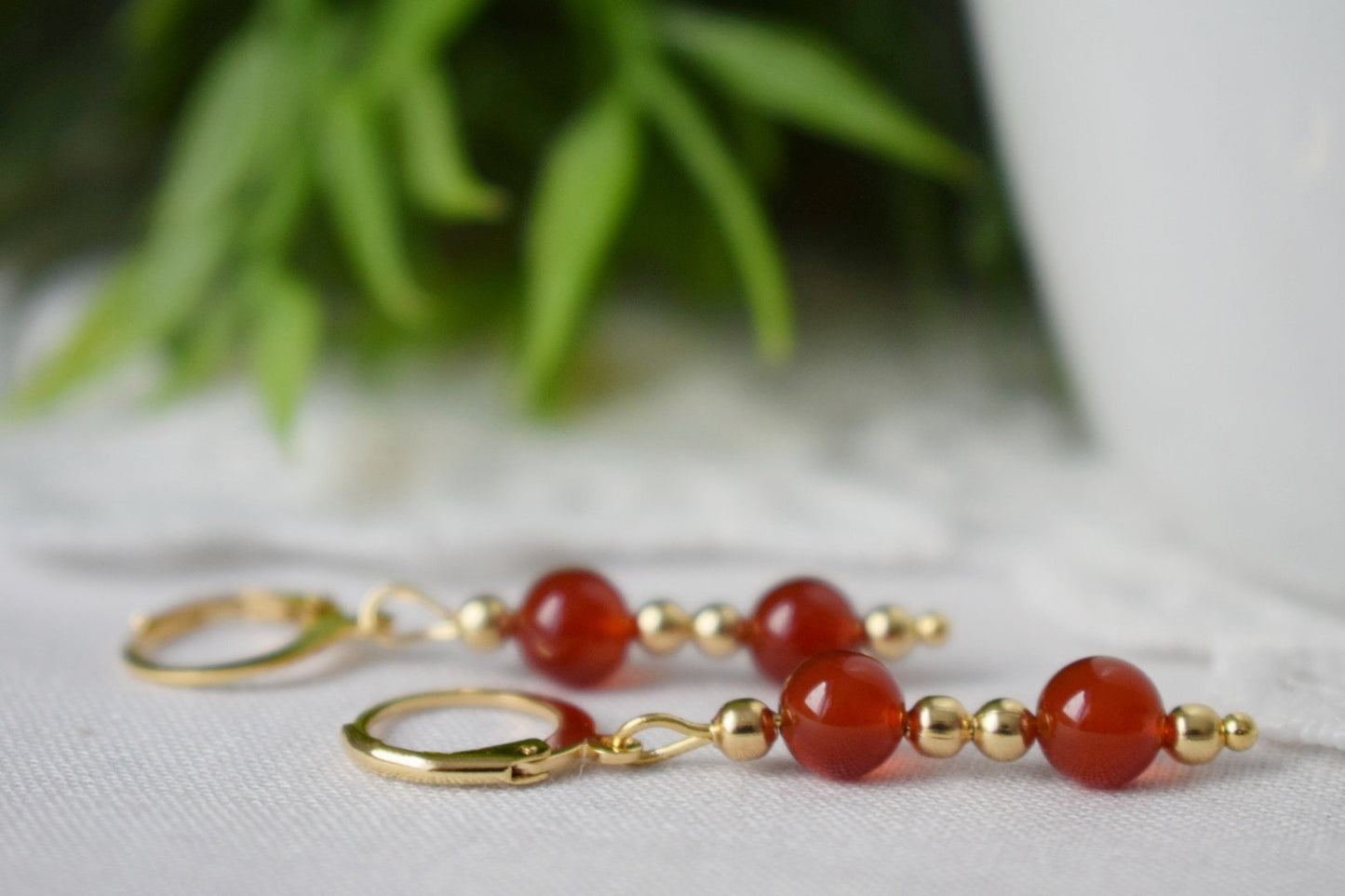 Karneol Ohrringe, Rot Orange Karneol Edelstein Huggie Ohrringe, Vergoldeter Edelstahl Schmuck, Naturstein, Geschenk für Sie
