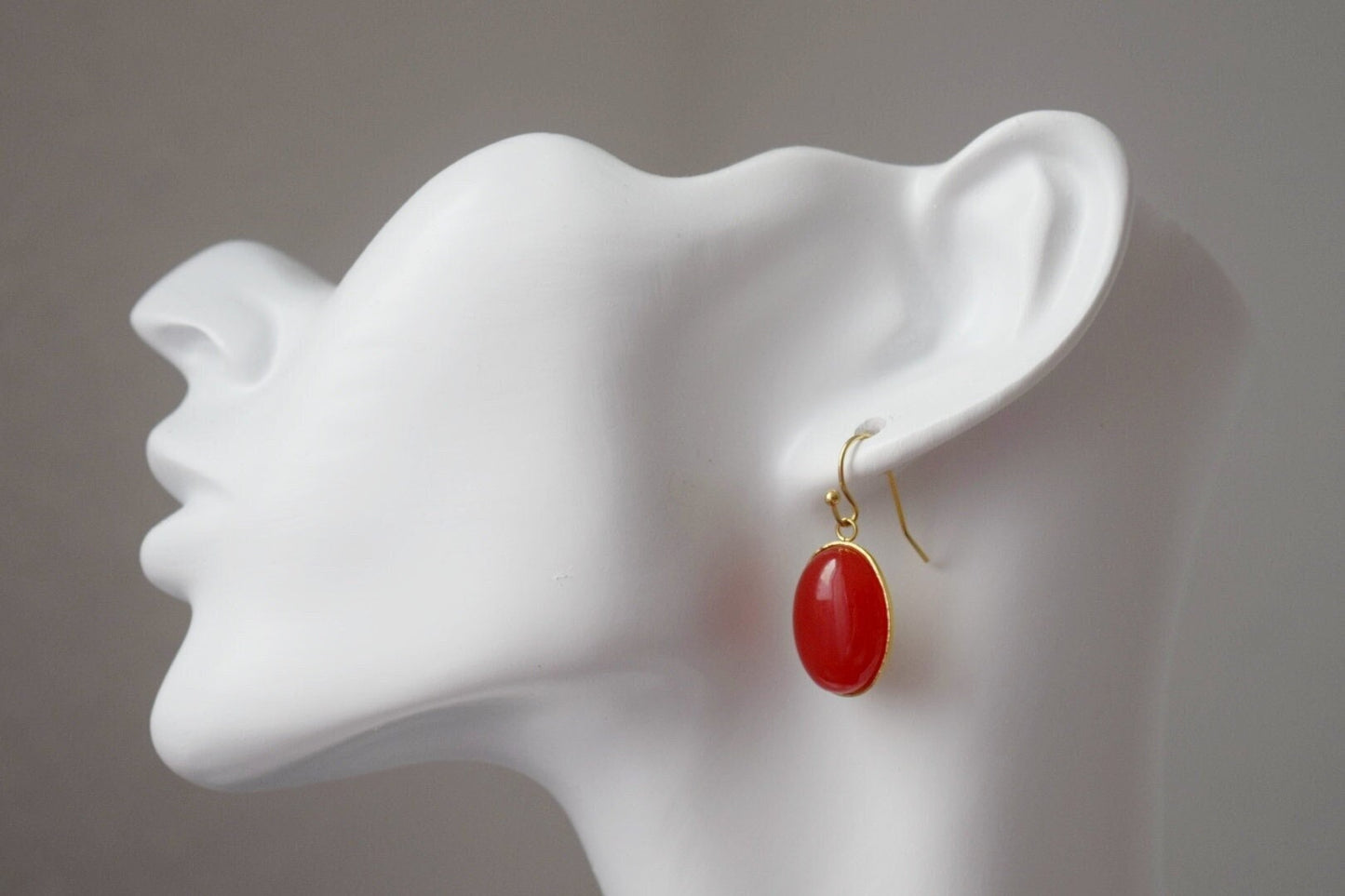 Rote Jade Ohrringe baumeln, Rotgold Statement Ohrringe, Hängende ovale Edelstein Ohrringe, rote Ohrringe für Frauen, Jade Schmuck, Geschenk für Sie
