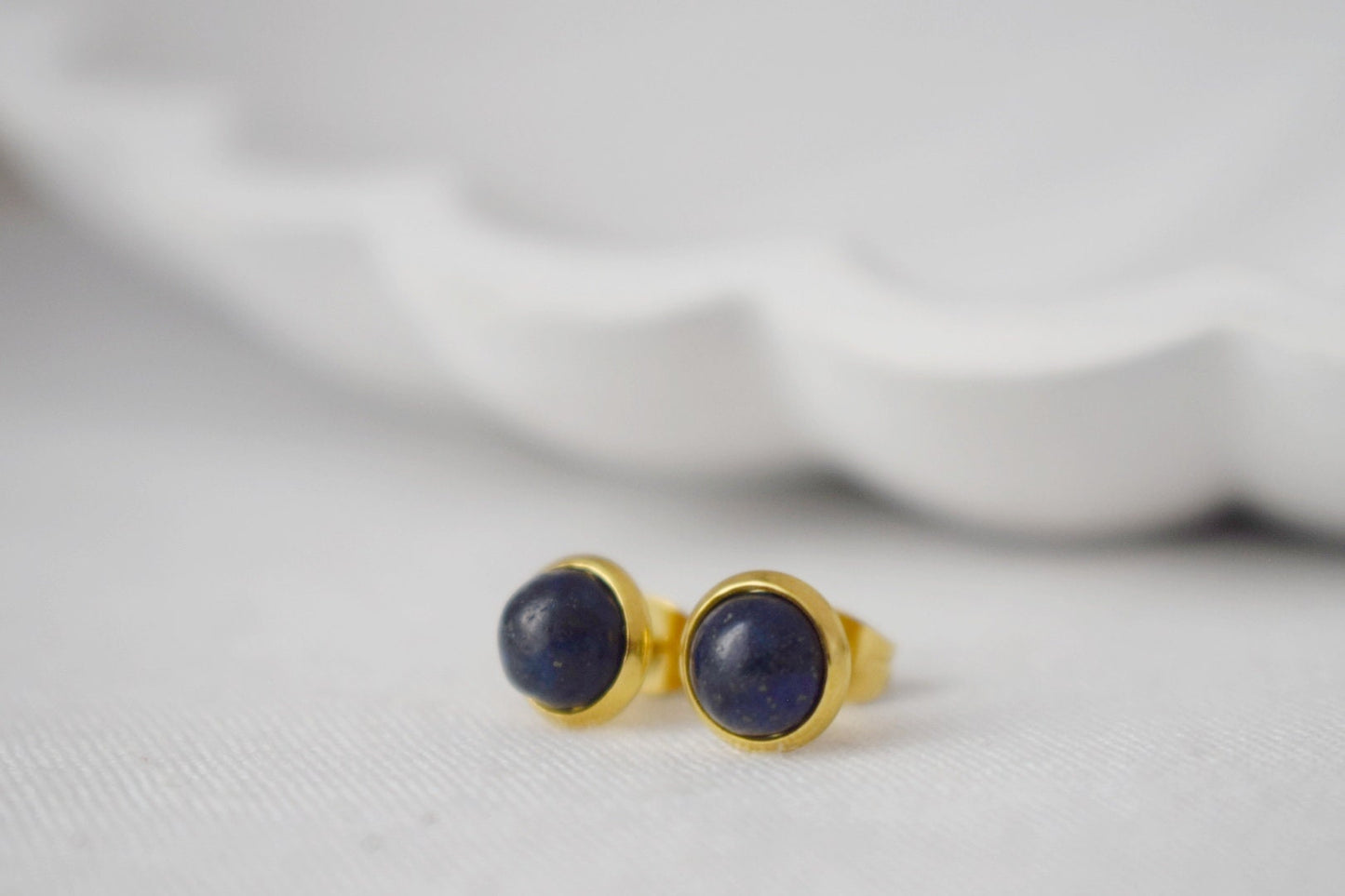 Lapis Ohrstecker Gold, Blaue Lapis Ohrringe Gold, Rund, Minimalistisch, 8mm, Lapislazuli Schmuck, September Geburtsstein, Handgemachter Schmuck