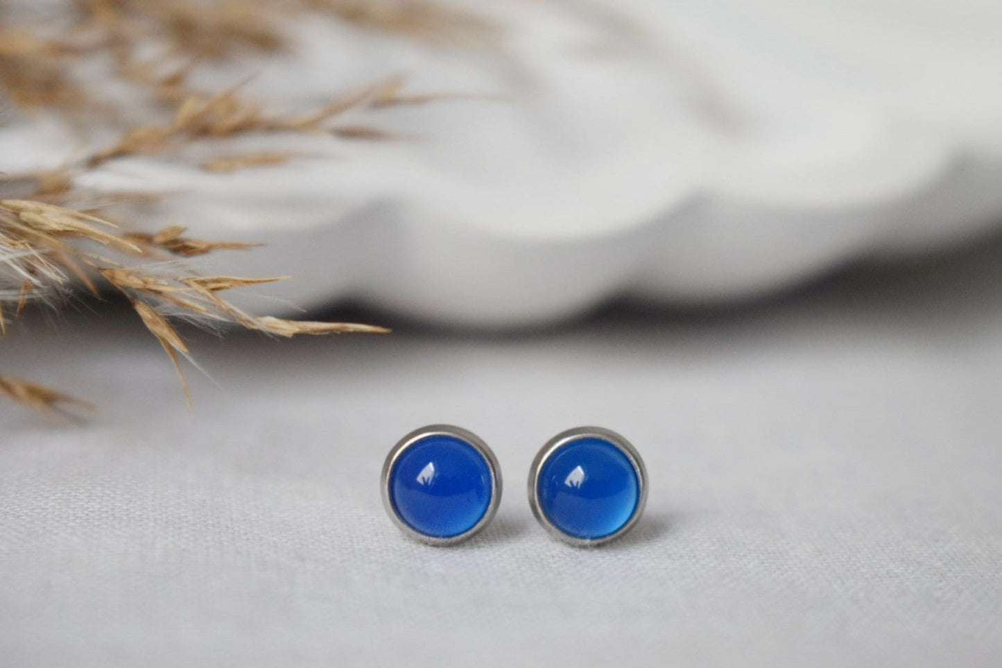 Mini Blaue Achat Ohrstecker, 6mm Edelstein Ohrstecker, Naturstein, kleine runde Ohrringe, minimalistischer Geburtsstein Schmuck, Geschenk für Sie