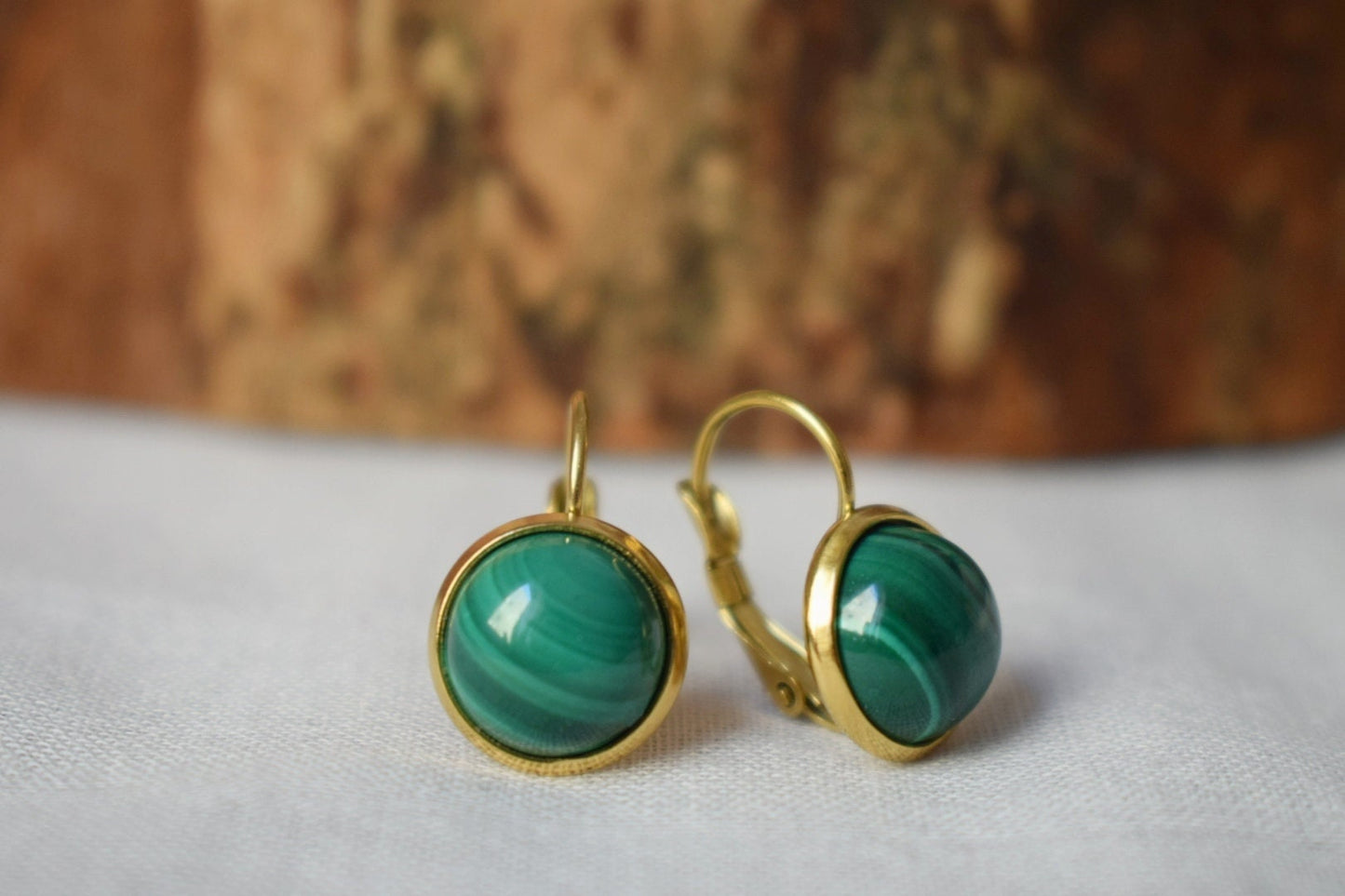 Natürliche Malachit-Ohrringe Gold, 10 mm Ohrhänger, klein, minimalistisch, grüner Edelstein, Hebelverschluss, Malachit-Schmuck, Geburtsstein-Ohrringe