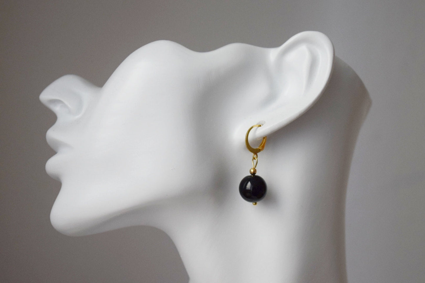 Schwarze Achat Huggie Ohrringe, Edelstein Perlen Ohrringe, Schwarz Gold Farbe Ohrringe, Hängende Kugel Stein Ohrringe, Schmuck Geschenk für Sie