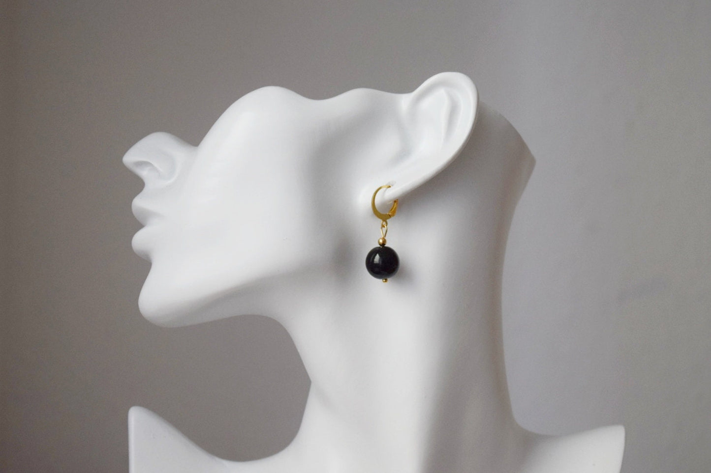 Schwarze Achat Huggie Ohrringe, Edelstein Perlen Ohrringe, Schwarz Gold Farbe Ohrringe, Hängende Kugel Stein Ohrringe, Schmuck Geschenk für Sie