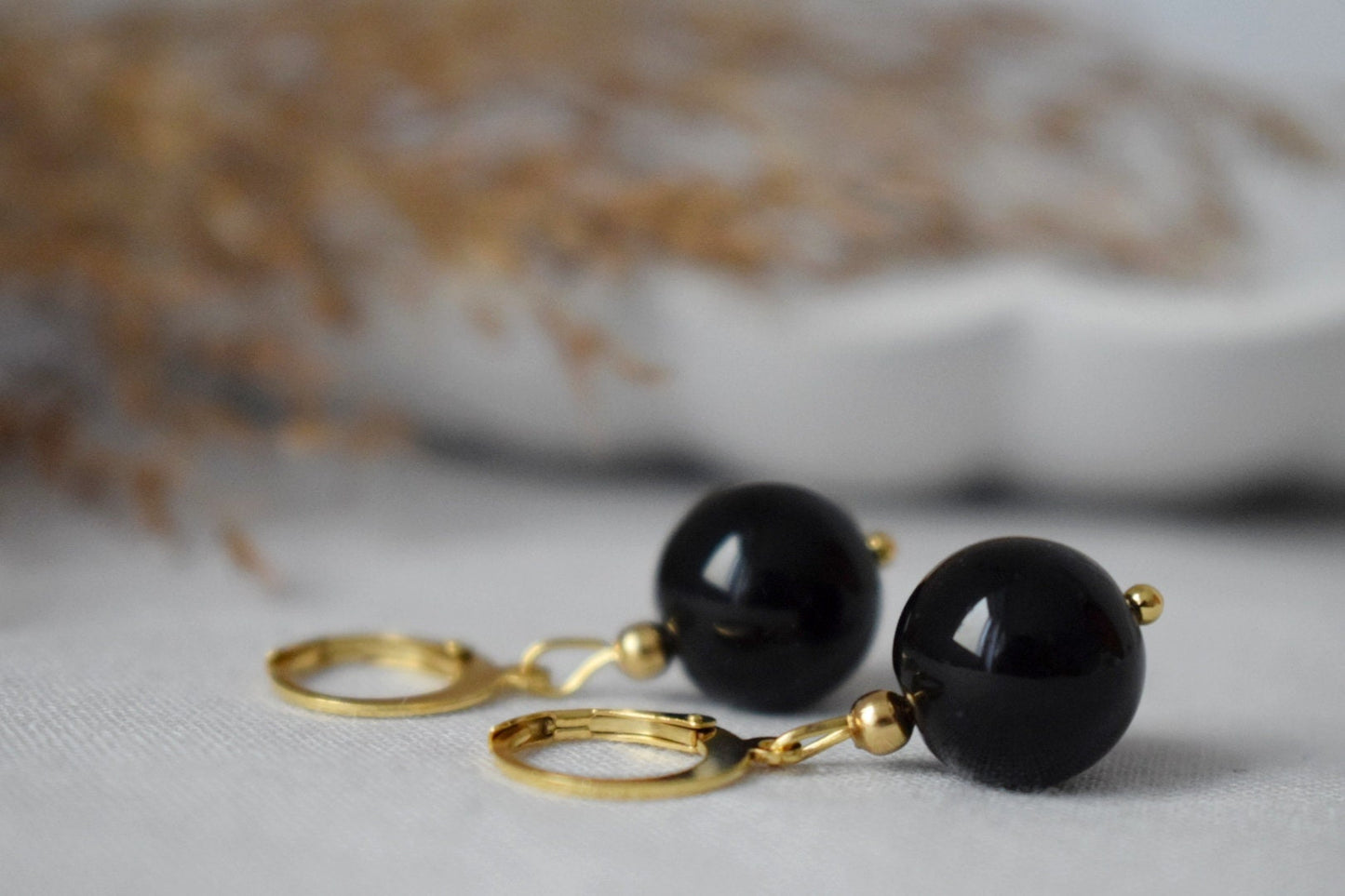 Schwarze Achat Huggie Ohrringe, Edelstein Perlen Ohrringe, Schwarz Gold Farbe Ohrringe, Hängende Kugel Stein Ohrringe, Schmuck Geschenk für Sie